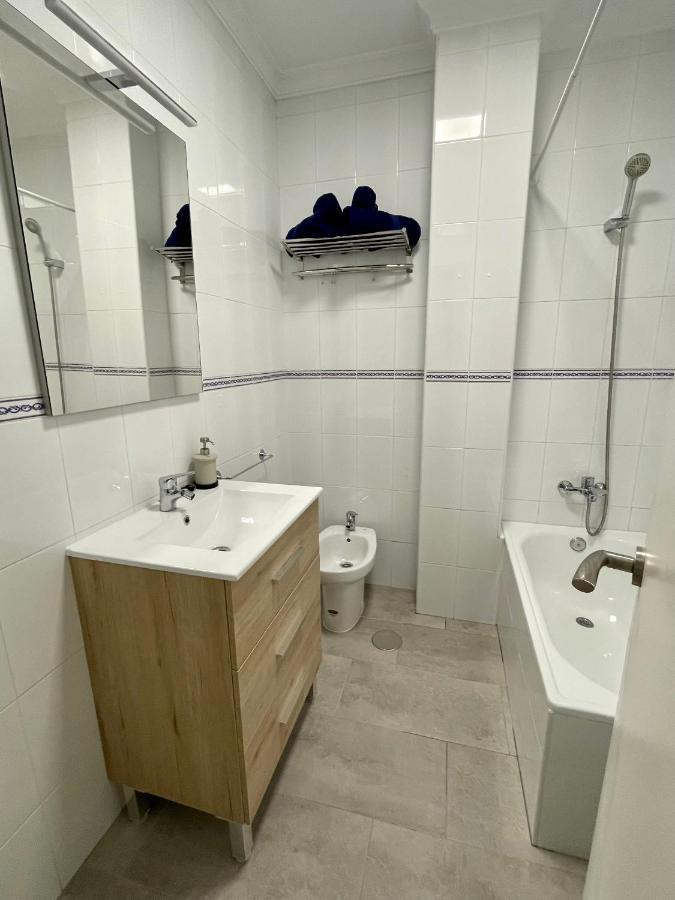 Apartamento nuevo y céntrico con Aire Acondicionado y Wifi -Solo familias o parejas- Conil De La Frontera Exterior foto