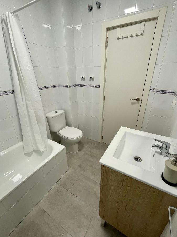 Apartamento nuevo y céntrico con Aire Acondicionado y Wifi -Solo familias o parejas- Conil De La Frontera Exterior foto