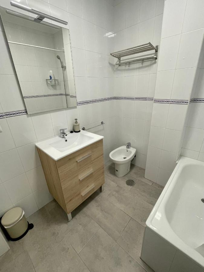 Apartamento nuevo y céntrico con Aire Acondicionado y Wifi -Solo familias o parejas- Conil De La Frontera Exterior foto