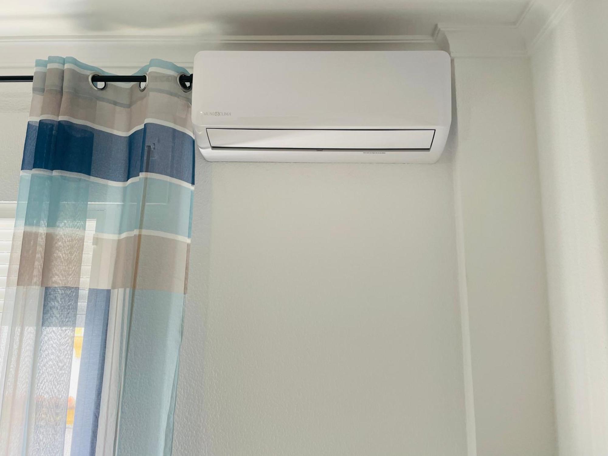 Apartamento nuevo y céntrico con Aire Acondicionado y Wifi -Solo familias o parejas- Conil De La Frontera Exterior foto