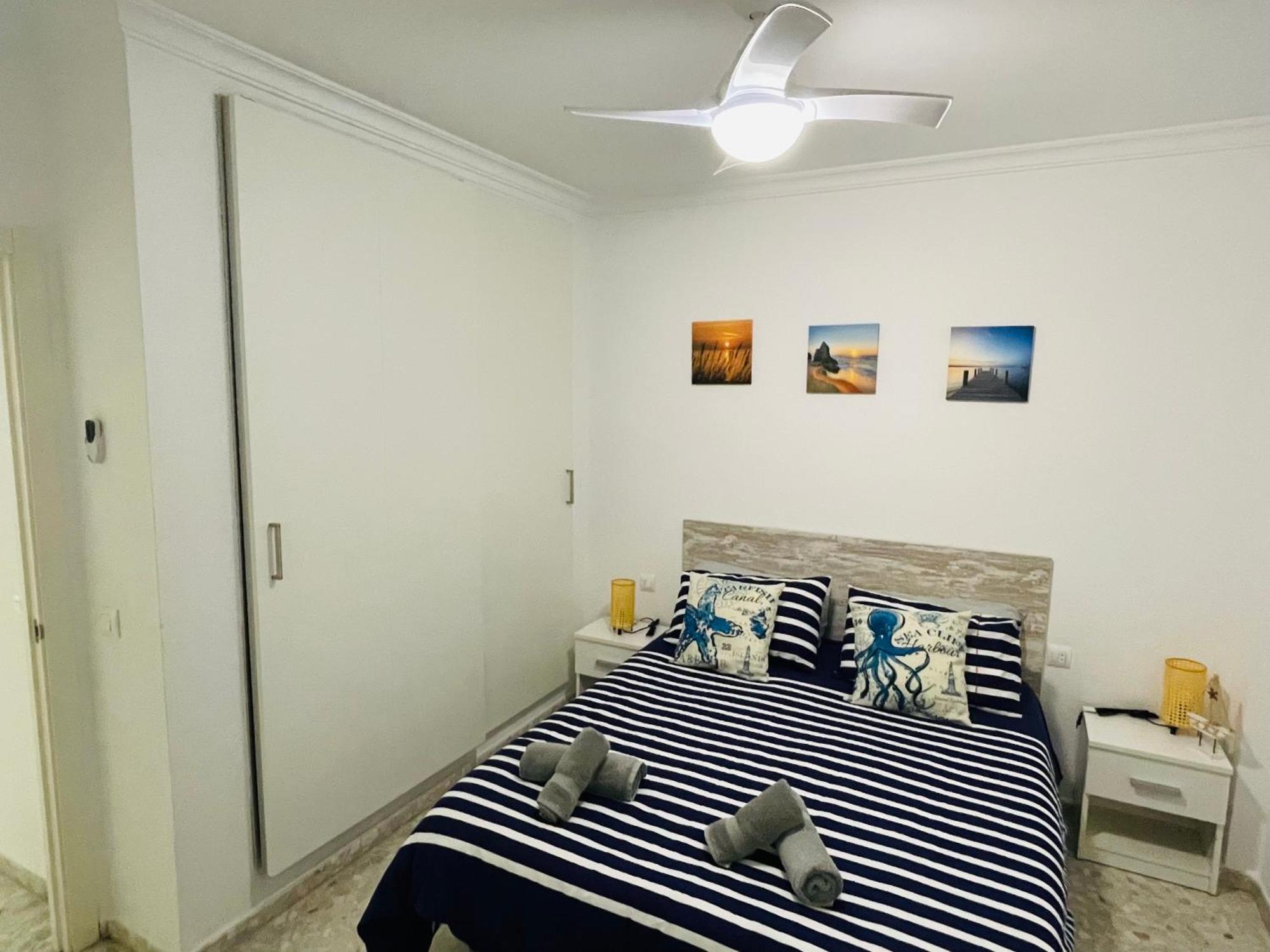 Apartamento nuevo y céntrico con Aire Acondicionado y Wifi -Solo familias o parejas- Conil De La Frontera Exterior foto
