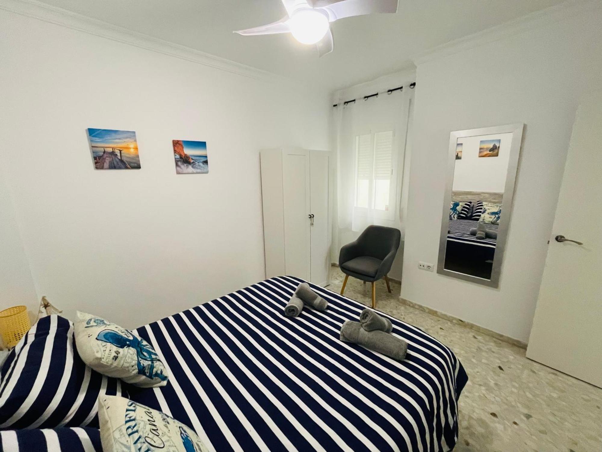 Apartamento nuevo y céntrico con Aire Acondicionado y Wifi -Solo familias o parejas- Conil De La Frontera Exterior foto